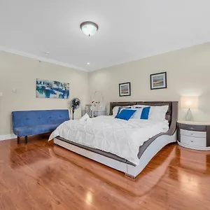  Pensión Luxurious Getaway In Vancouver-private With Attached Bathroom Canadá